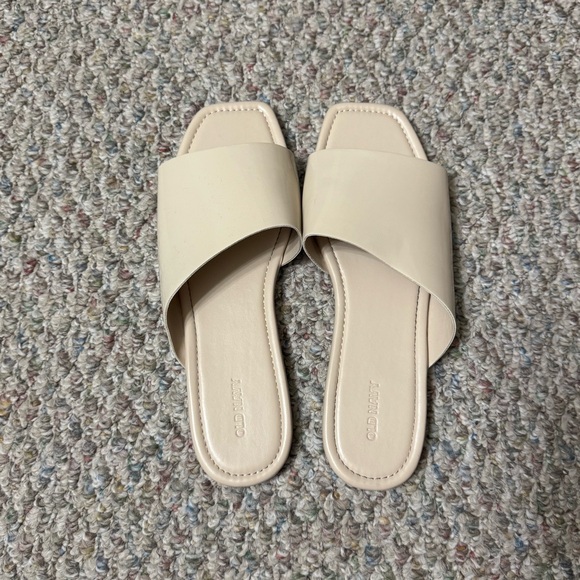 Old Navy Beige Slide Sandals - Picture 1 of 3